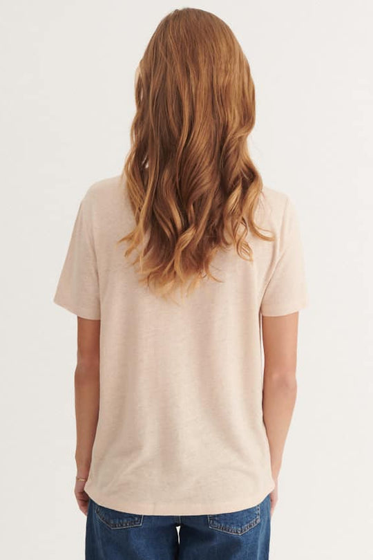 Basic Apparel Kalli Tee i smokey grey med rund hals og korte ærmer.