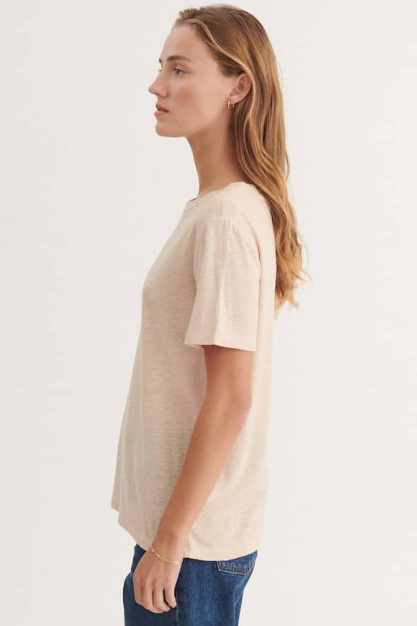 Basic Apparel Kalli Tee i smokey grey med rund hals og korte ærmer.