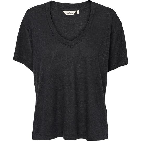 Basic Apparel Ryda V-Neck T-shirt i sort – let T-shirt i hør- og viskoseblanding med V-hals, korte ærmer og afslappet pasform.

