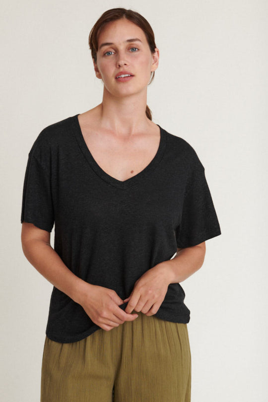 Basic Apparel Ryda V-Neck T-shirt i sort – let T-shirt i hør- og viskoseblanding med V-hals, korte ærmer og afslappet pasform.
