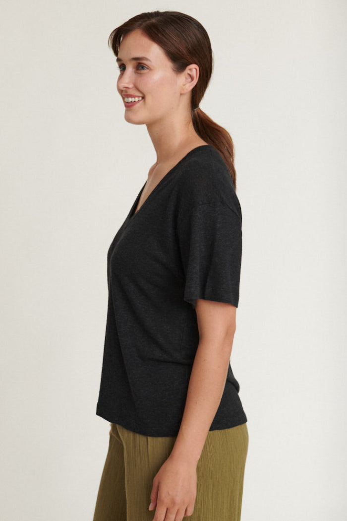 Basic Apparel Ryda V-Neck T-shirt i sort – let T-shirt i hør- og viskoseblanding med V-hals, korte ærmer og afslappet pasform.
