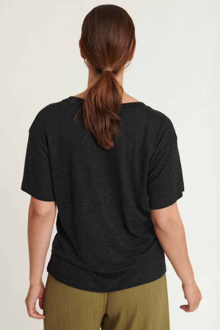 Basic Apparel Ryda V-Neck T-shirt i sort – let T-shirt i hør- og viskoseblanding med V-hals, korte ærmer og afslappet pasform.
