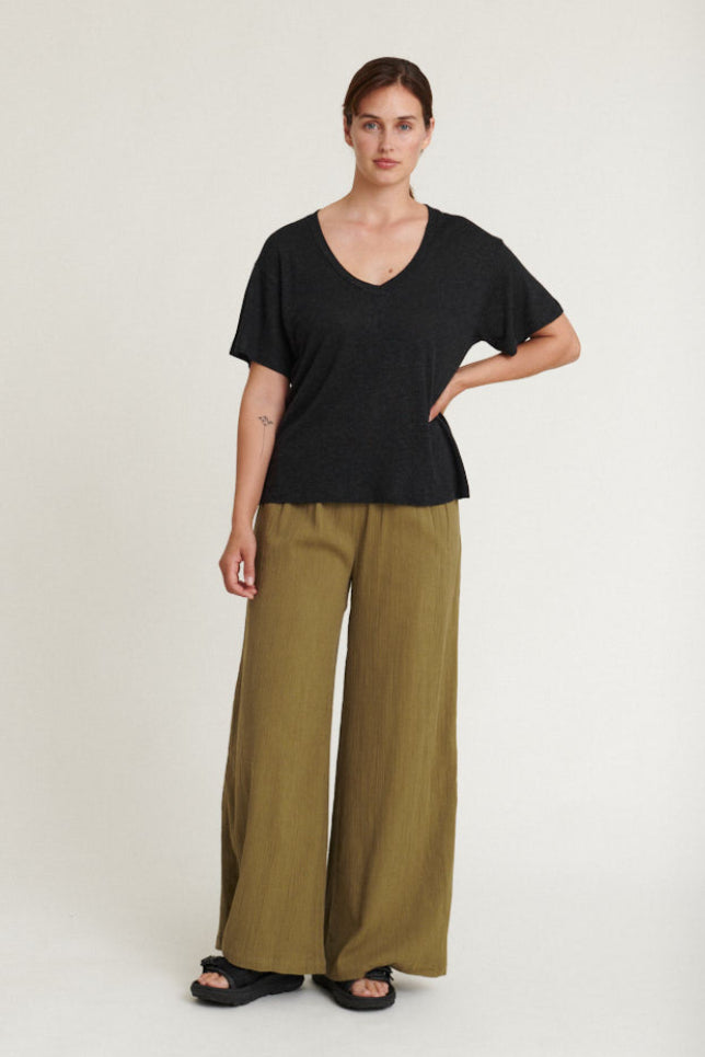 Basic Apparel Ryda V-Neck T-shirt i sort – let T-shirt i hør- og viskoseblanding med V-hals, korte ærmer og afslappet pasform.
