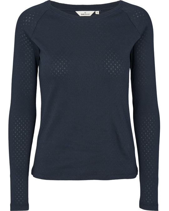 Basic Apparel Arense LS Tee i sky captain med slim fit, hulmønster, raglanærmer og rund hals i økologisk bomuld.
