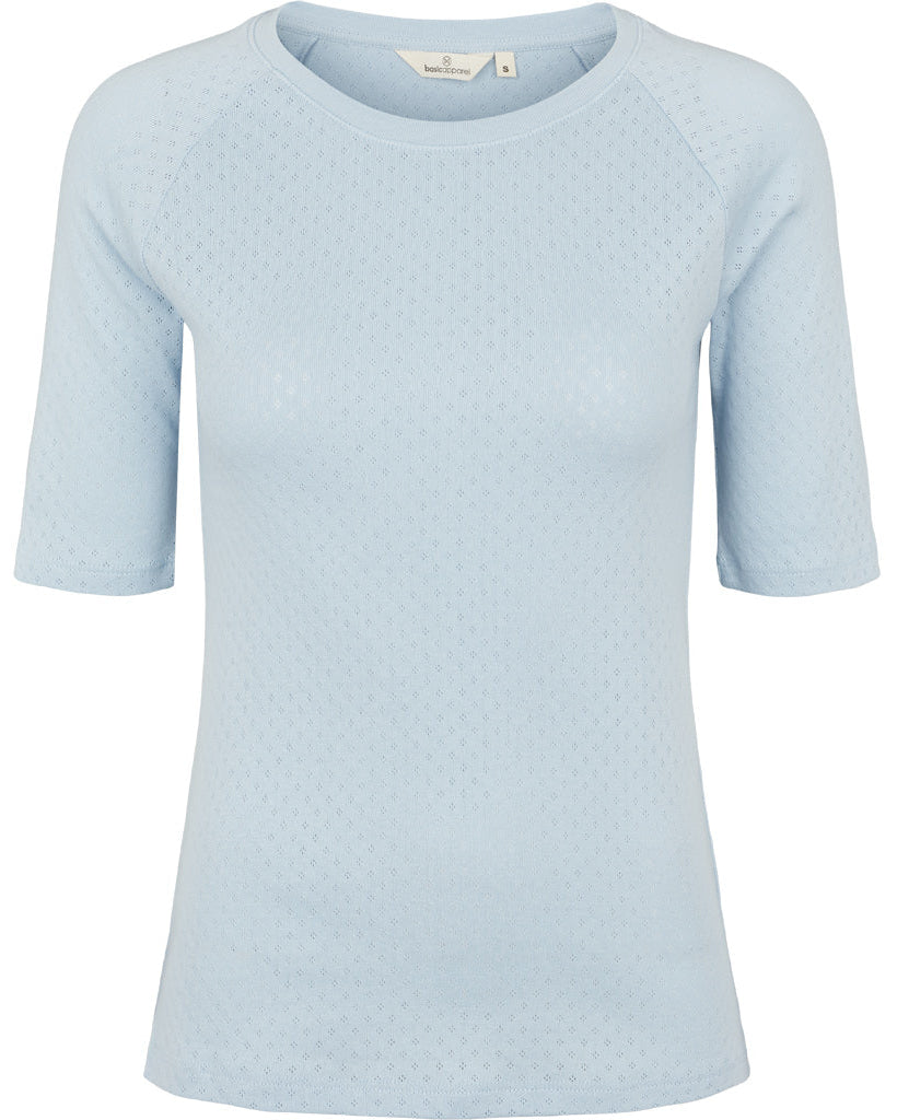 Basic Apparel Arense LS Tee i cashmere blue med slim fit, hulmønster, raglanærmer og rund hals i økologisk bomuld.
