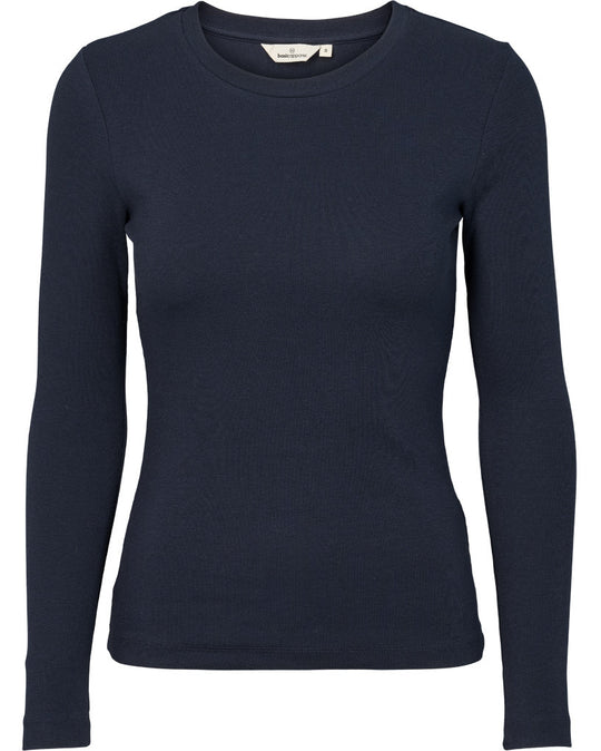 Basic Apparel Ludmilla LS Tee i sky captain – tætsiddende bluse i økologisk bomuld med ribstruktur, lange ærmer og afrundet hals.
