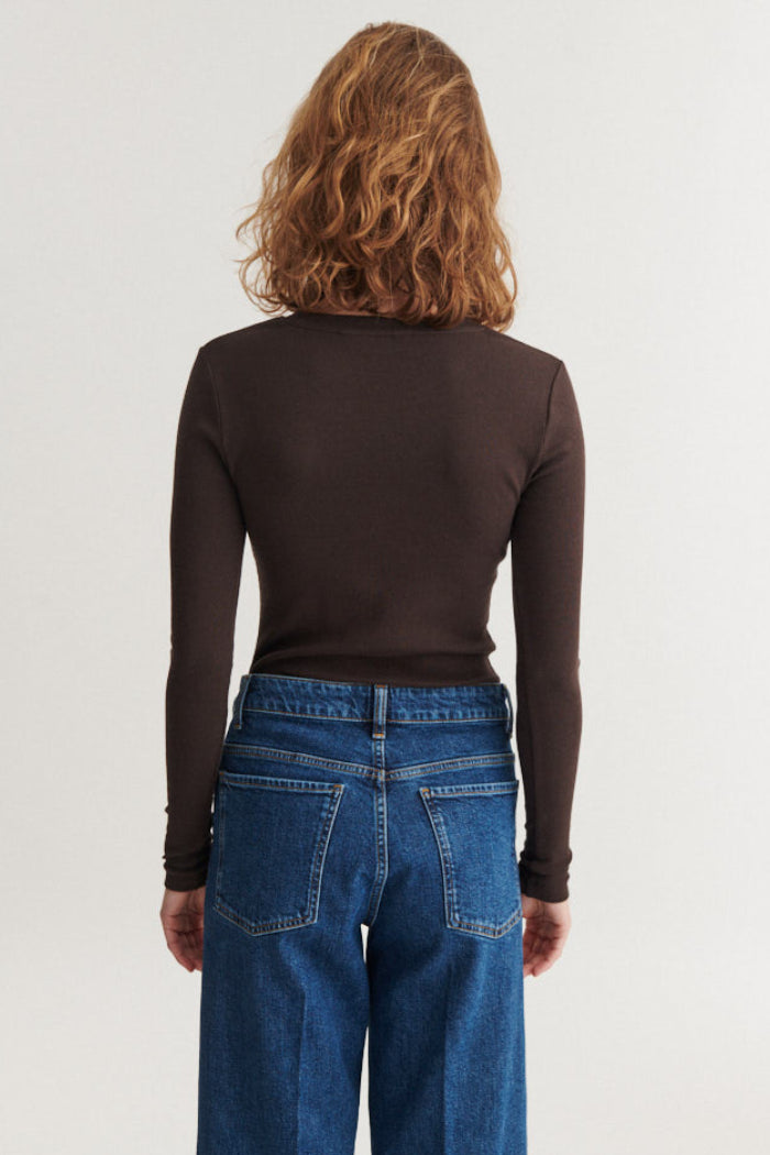 Basic Apparel Ludmilla LS Tee i chocolate torte – tætsiddende bluse i økologisk bomuld med ribstruktur, lange ærmer og afrundet hals.
