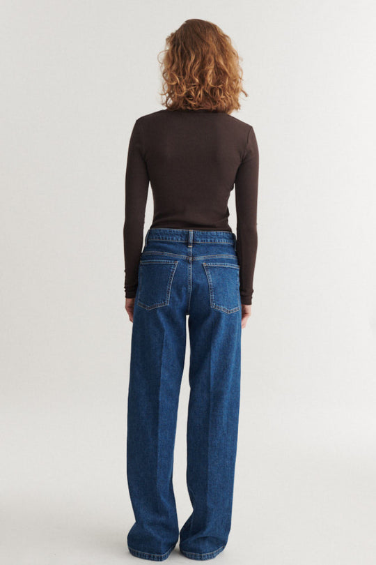 Basic Apparel Ludmilla LS Tee i chocolate torte – tætsiddende bluse i økologisk bomuld med ribstruktur, lange ærmer og afrundet hals.
