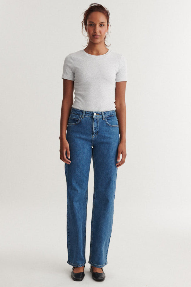 Basic Apparel Ludmilla SS O-Neck i light grey melange med ribbet struktur, tætsiddende pasform og afrundet hals i økologisk bomuld.
