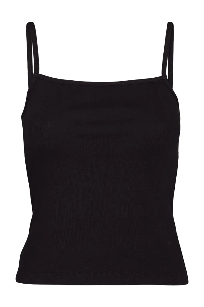 Basic Apparel Ludmilla Strap Top i økologisk bomuld med brede stropper, rund hals og tætsiddende pasform.

