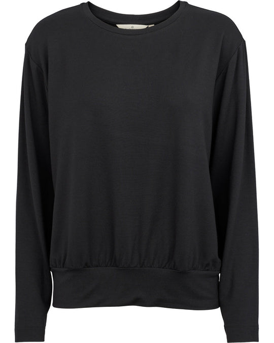 Basic Apparel Sadie Blouse i sort med løst fit, lange ærmer og rund hals i blød modal- og viskoseblanding.

