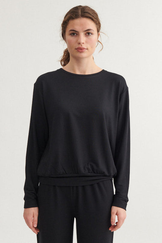 Basic Apparel Sadie Blouse i sort med løst fit, lange ærmer og rund hals i blød modal- og viskoseblanding.
