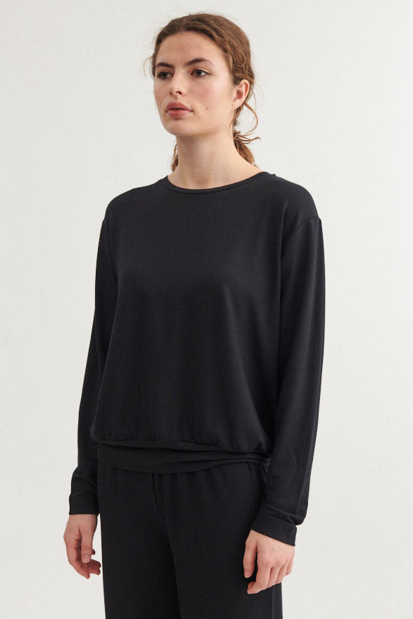 Basic Apparel Sadie Blouse i sort med løst fit, lange ærmer og rund hals i blød modal- og viskoseblanding.
