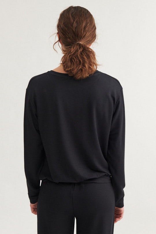 Basic Apparel Sadie Blouse i sort med løst fit, lange ærmer og rund hals i blød modal- og viskoseblanding.
