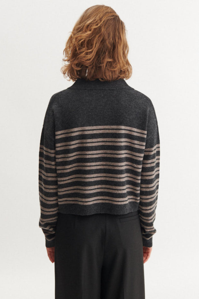 Basic Apparel Selem Stripe Polo i grey melange/portobella – strikpolo i 100% merinould med striber, lange ærmer og knaplukning.
