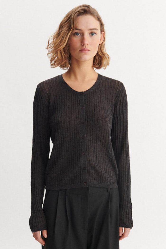 Basic Apparel Adi Cardigan i dark grey melange – let cardigan med pointelle-strik, lange ærmer og knaplukning i TENCEL™, merinould og silke.
