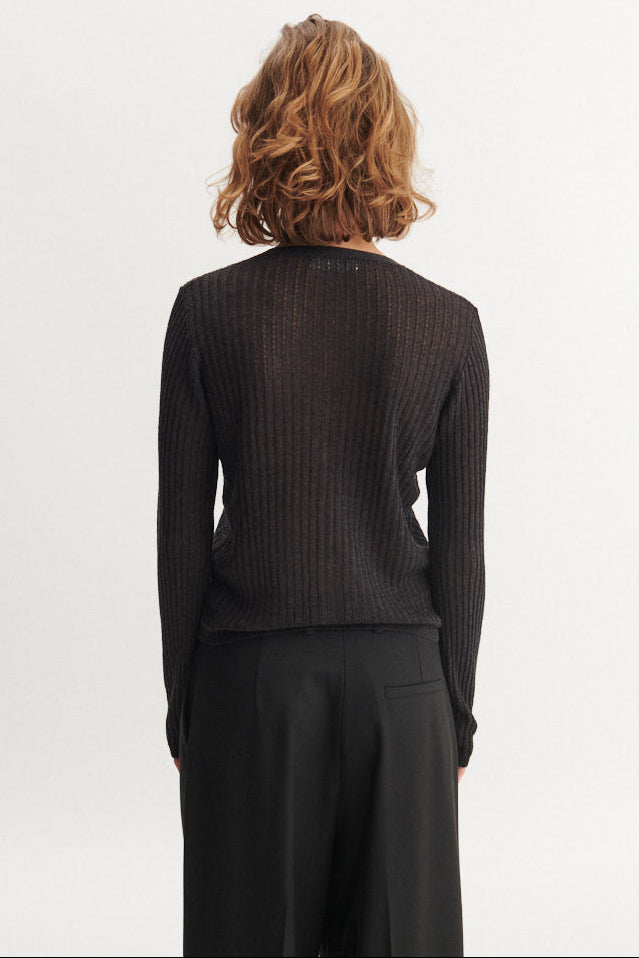 Basic Apparel Adi Cardigan i dark grey melange – let cardigan med pointelle-strik, lange ærmer og knaplukning i TENCEL™, merinould og silke.
