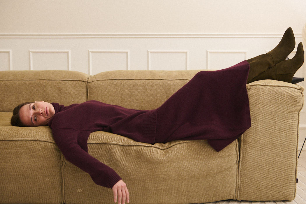 Basic Apparel Lise 3/4 Skirt i port royale med A-formet silhuet, elastisk rib i taljen og 3/4-længde.
