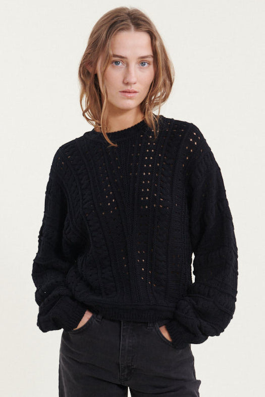 Sort Winie Biaz Sweater fra Basic Apparel er en stilren og komfortabel striktrøje med et smukt, struktureret strikkemønster.