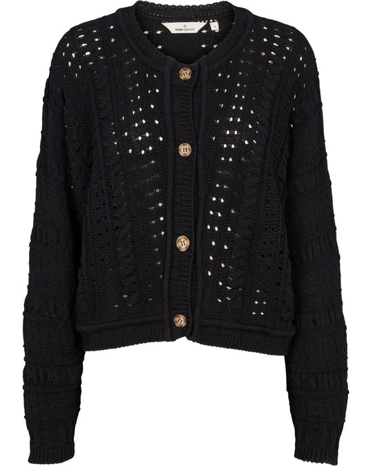 Basic Apparel Winie Cardigan i sort med strikket mønster, stolpelukning og rund hals i økologisk bomuld.
