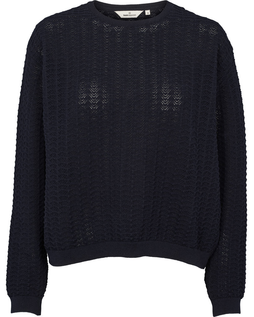 Basic Apparel Osi Sweater i sky captain med rund hals, struktureret strik og afslappet pasform i økologisk bomuld.
