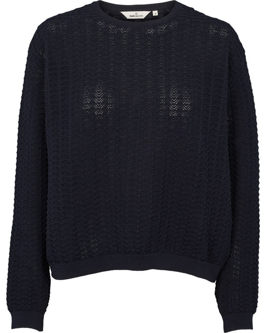 Basic Apparel Osi Sweater i sky captain med rund hals, struktureret strik og afslappet pasform i økologisk bomuld.
