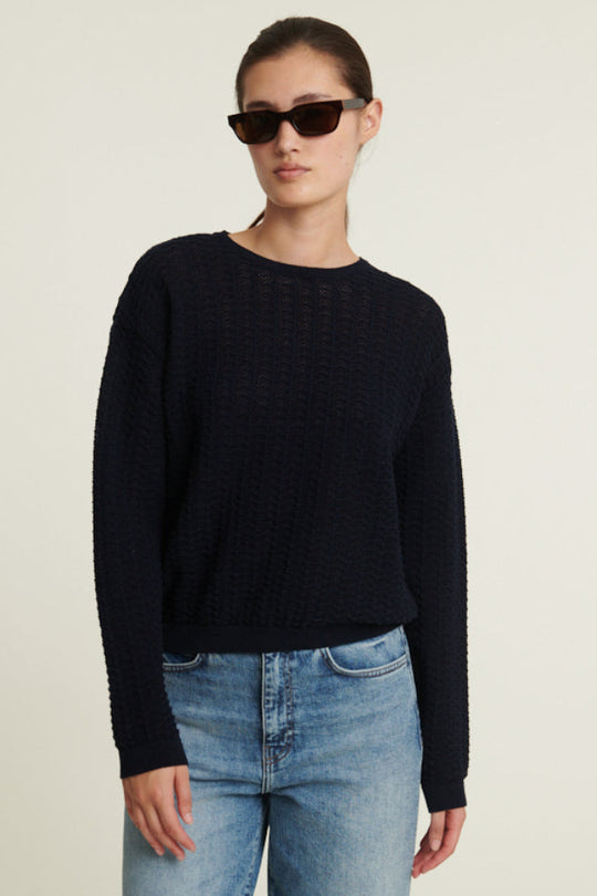 Basic Apparel Osi Sweater i sky captain med rund hals, struktureret strik og afslappet pasform i økologisk bomuld.
