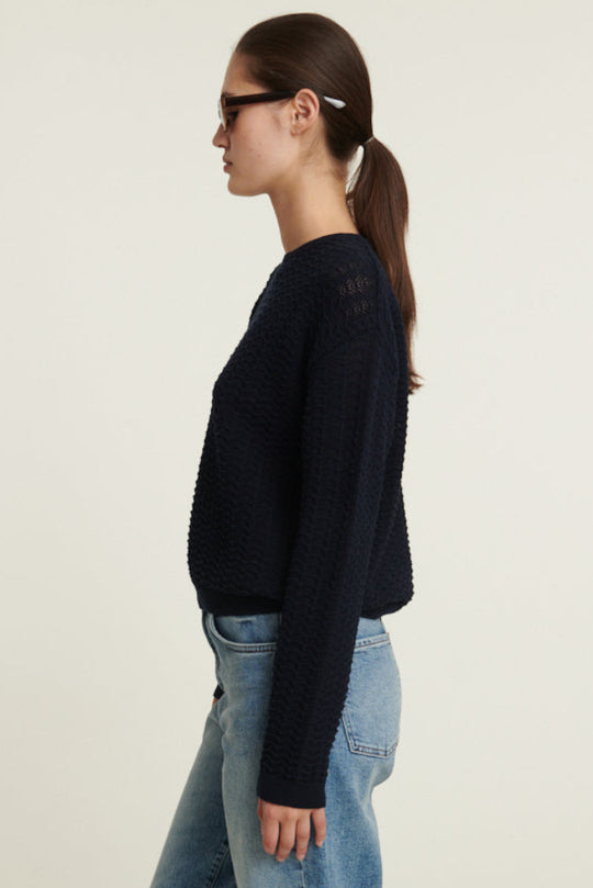 Basic Apparel Osi Sweater i sky captain med rund hals, struktureret strik og afslappet pasform i økologisk bomuld.
