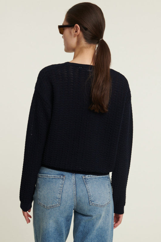 Basic Apparel Osi Sweater i sky captain med rund hals, struktureret strik og afslappet pasform i økologisk bomuld.
