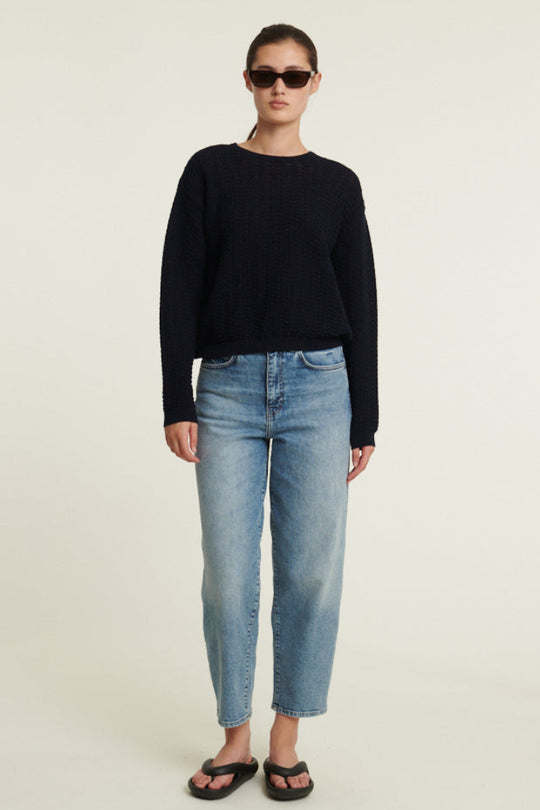 Basic Apparel Osi Sweater i sky captain med rund hals, struktureret strik og afslappet pasform i økologisk bomuld.
