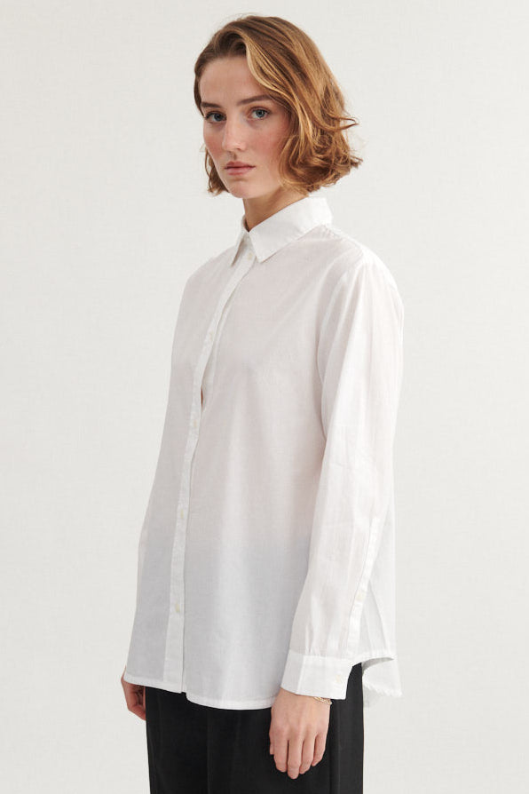 Basic Apparel Silje LS Shirt i bright white med lange ærmer, knaplukning og læg på ryggen i økologisk bomuld.
