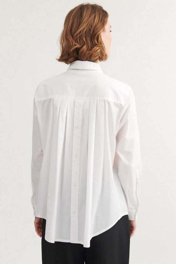 Basic Apparel Silje LS Shirt i bright white med lange ærmer, knaplukning og læg på ryggen i økologisk bomuld.

