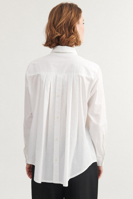 Basic Apparel Silje LS Shirt i bright white med lange ærmer, knaplukning og læg på ryggen i økologisk bomuld.

