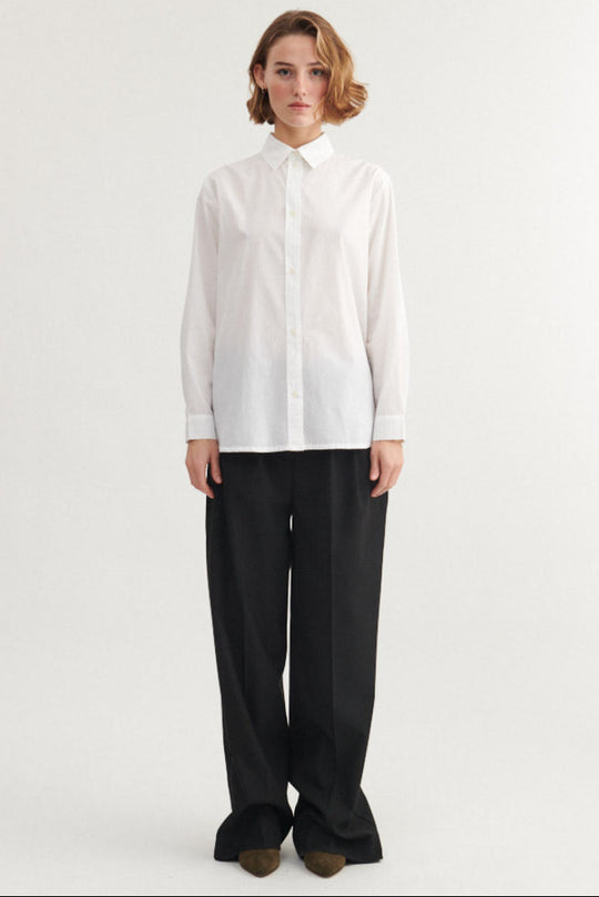 Basic Apparel Silje LS Shirt i bright white med lange ærmer, knaplukning og læg på ryggen i økologisk bomuld.
