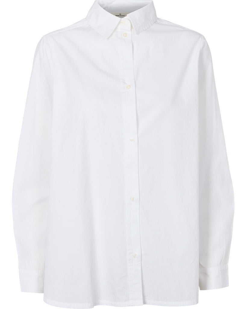 Basic Apparel Silje LS Shirt i bright white med lange ærmer, knaplukning og læg på ryggen i økologisk bomuld.
