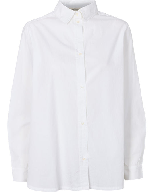 Basic Apparel Silje LS Shirt i bright white med lange ærmer, knaplukning og læg på ryggen i økologisk bomuld.
