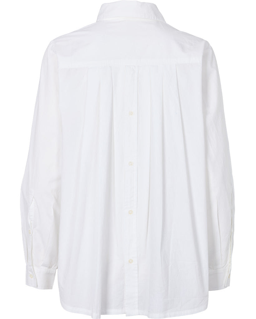 Basic Apparel Silje LS Shirt i bright white med lange ærmer, knaplukning og læg på ryggen i økologisk bomuld.
