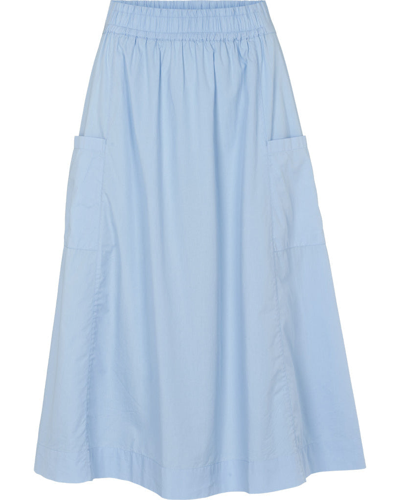 Basic Apparel Silje Skirt i frozen fjord med elastik i taljen, sidelommer og knælængde i økologisk bomuld.
