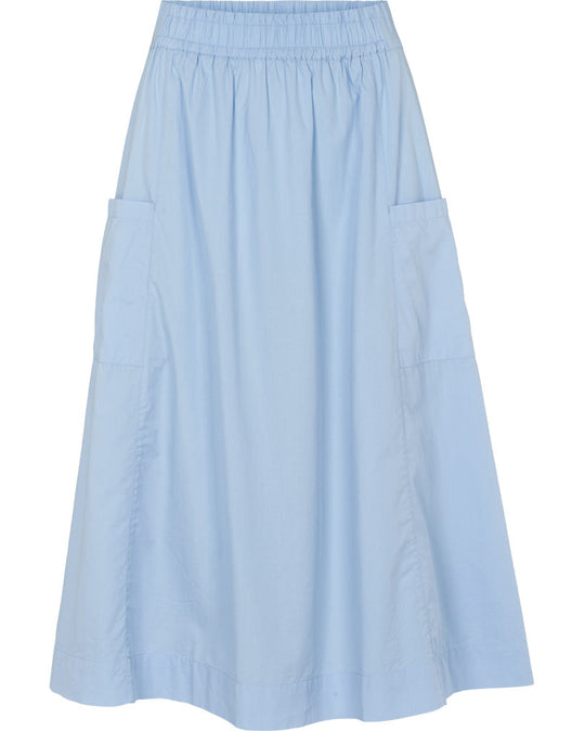 Basic Apparel Silje Skirt i frozen fjord med elastik i taljen, sidelommer og knælængde i økologisk bomuld.

