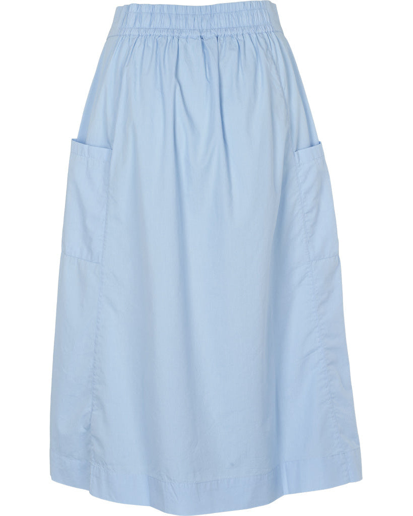 Basic Apparel Silje Skirt i frozen fjord med elastik i taljen, sidelommer og knælængde i økologisk bomuld.

