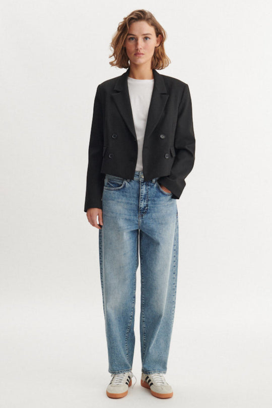 Basic Apparel Radi Short Jakke i sort – let, dobbeltradet jakke i genanvendt polyester med reverskrave og løs pasform.
