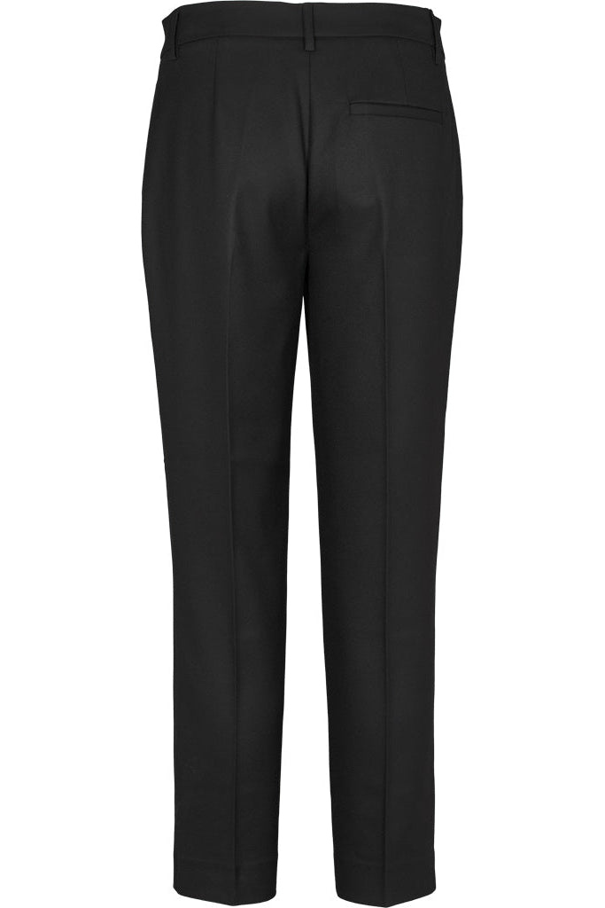 Basic Apparel Radi Slim Pants i sort – bukser i genanvendt polyester med skrålommer, pressefolder og justerbar talje.
