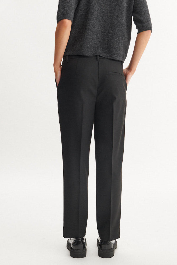 Basic Apparel Radi Slim Pants i sort – bukser i genanvendt polyester med skrålommer, pressefolder og justerbar talje.
