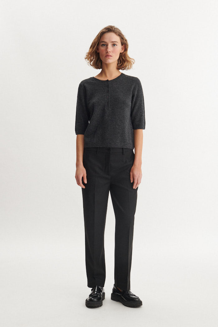 Basic Apparel Radi Slim Pants i sort – bukser i genanvendt polyester med skrålommer, pressefolder og justerbar talje.
