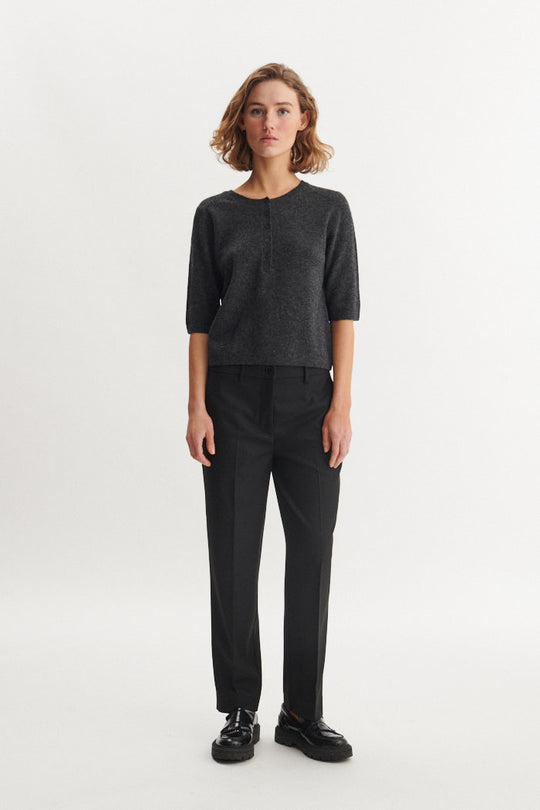 Basic Apparel Radi Slim Pants i sort – bukser i genanvendt polyester med skrålommer, pressefolder og justerbar talje.
