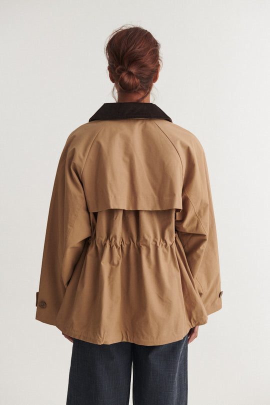 Basic Apparel Lin Jacket sepia tint – oversized jakke med fløjlskrave og justerbar snøre.