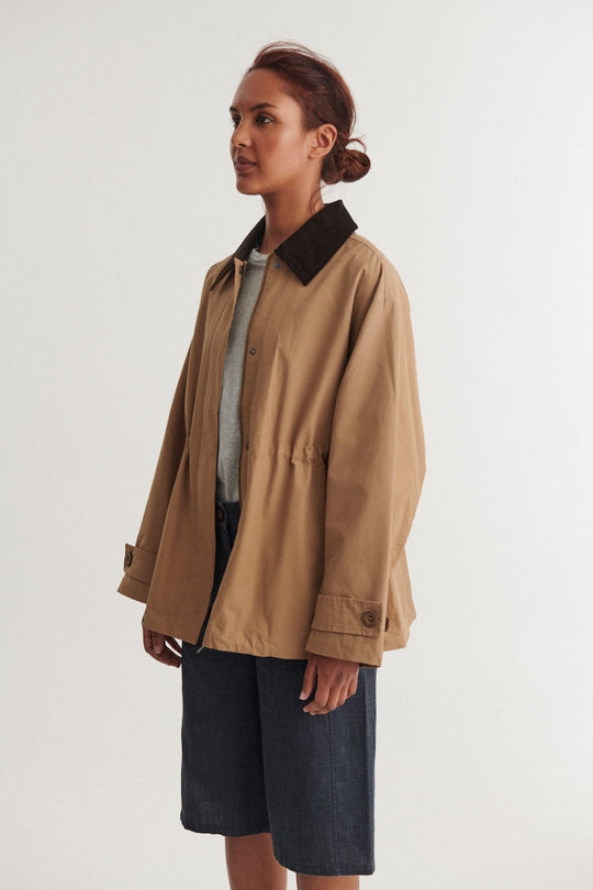 Basic Apparel Lin Jacket sepia tint – oversized jakke med fløjlskrave og justerbar snøre.