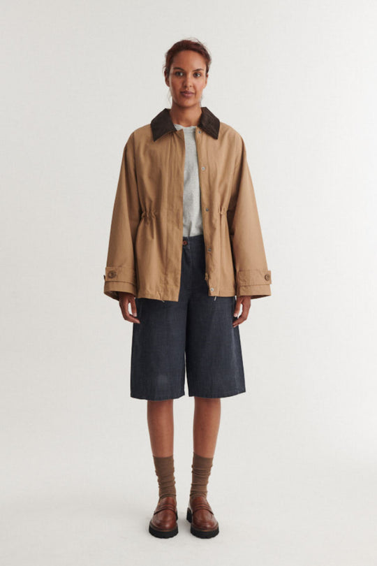Basic Apparel Lin Jacket sepia tint – oversized jakke med fløjlskrave og justerbar snøre.