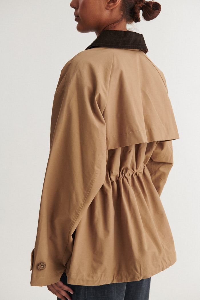 Basic Apparel Lin Jacket sepia tint – oversized jakke med fløjlskrave og justerbar snøre.
