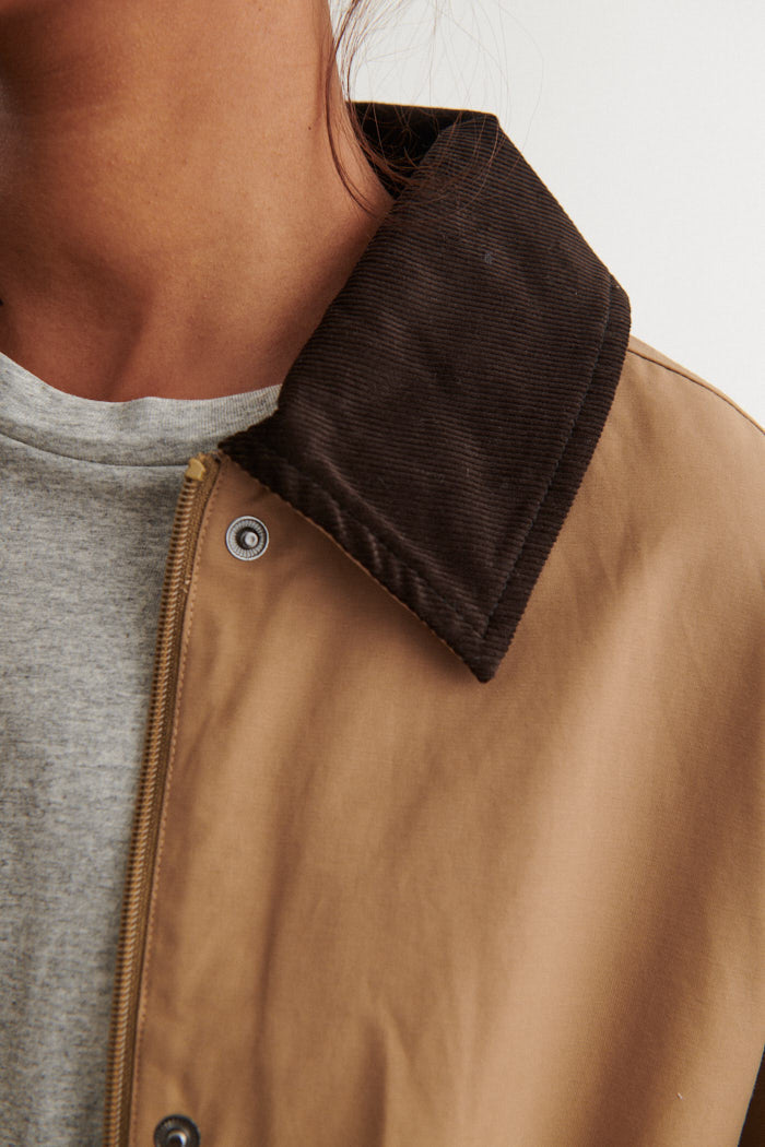Basic Apparel Lin Jacket sepia tint – oversized jakke med fløjlskrave og justerbar snøre.